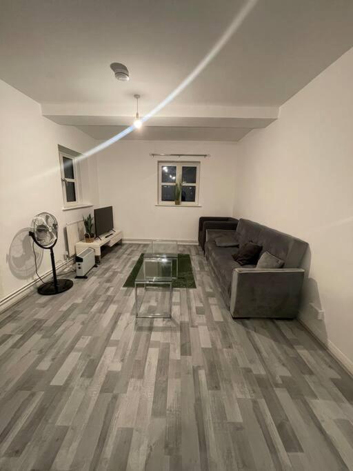 Lovely Spacious Entire 1 Bedroom Apartment - New Management 런던 외부 사진