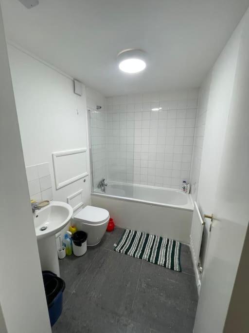 Lovely Spacious Entire 1 Bedroom Apartment - New Management 런던 외부 사진